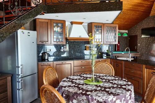 瓦尔纳Villa Katalina的厨房配有带花瓶的桌子