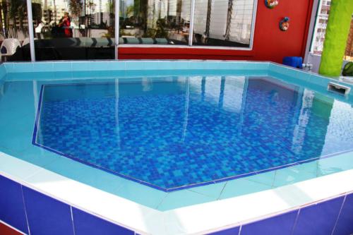巴拿马城加州巴拿马酒店的铺有蓝色瓷砖的大型游泳池