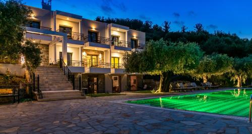 斯卡拉伯塔麦斯伊普萨里奥花园酒店公寓的夜间带游泳池的别墅