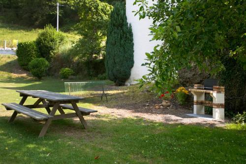 Sainte EngraceMaison Chantina的院子里草木上的野餐桌