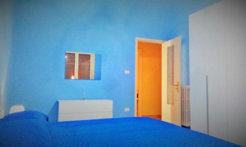 加利波利Casa Vacanze Serafina的一间蓝色卧室,配有一张床和一个白色梳妆台