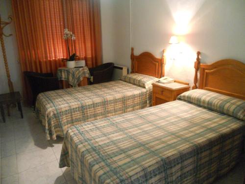 兰哈龙巴黎酒店的酒店客房设有两张床和一张桌子。