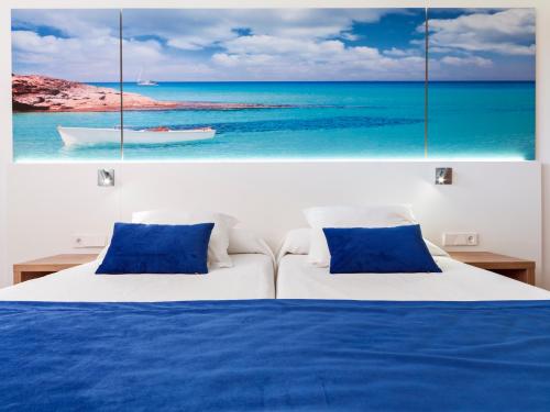 帕尔马诺瓦卡斯萨博尼尔斯海滩酒店的一间卧室配有一张带两个蓝色枕头的床