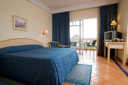 梅迪纳柏利撒尔酒店加海水浴客房内的一张或多张床位