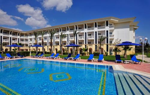 梅迪纳柏利撒尔酒店加海水浴内部或周边的泳池
