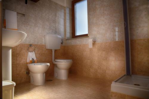 洛里卡Centro Sportivo Lorica的浴室设有2个卫生间、水槽和窗户。