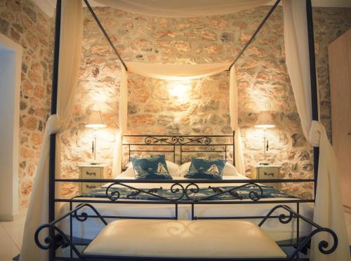 伊兹拉Paradiso的一间卧室配有一张带锻铁床架的床