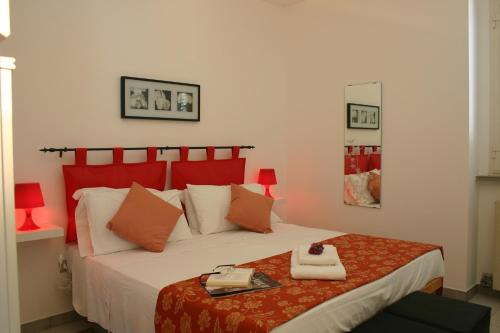 帕图Guest House - La Sirena Salentina的一间卧室配有一张大床和红色床头板