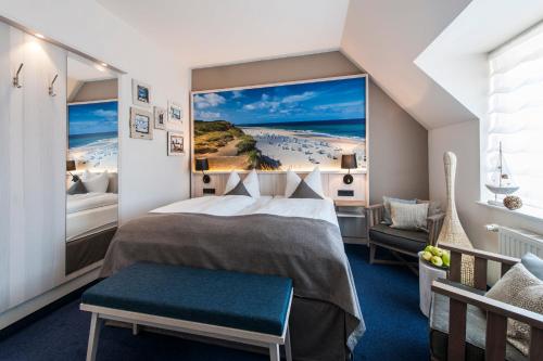 文尼斯塔特叙尔特杜密兹酒店的卧室配有一张床,海滩画