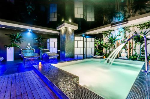 萨拉曼卡唐格雷戈里大酒店的一座带水滑梯的温水游泳池