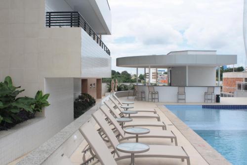 马瑙斯马瑙斯品质酒店的游泳池旁的一排躺椅