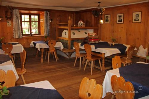 索普拉布扎诺Gasthof Schluff的一间带桌椅和浴缸的用餐室