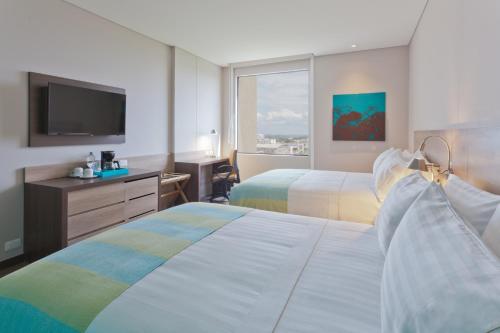 约帕尔约帕尔智选假日酒店的酒店客房设有两张床和一台平面电视。