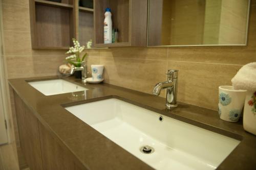 峇都丁宜海滨-泳池海景公寓的浴室设有白色水槽和镜子