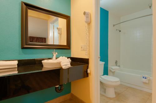 贝克斯菲尔德贝克斯菲尔德南瓦卡班德客栈的一间带水槽、卫生间和镜子的浴室