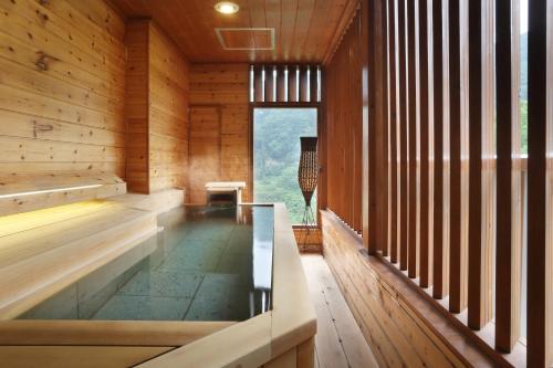 日光栂之季的木质建筑中带玻璃地板的桑拿浴室