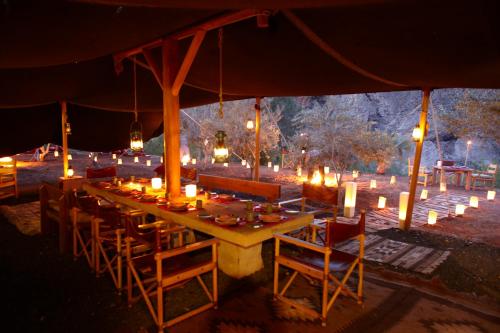 索瓦马迈因温泉酒店的帐篷下一张带蜡烛和椅子的长桌