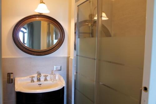 陶尔米纳Casa Via del Mare的一间带水槽和淋浴的浴室
