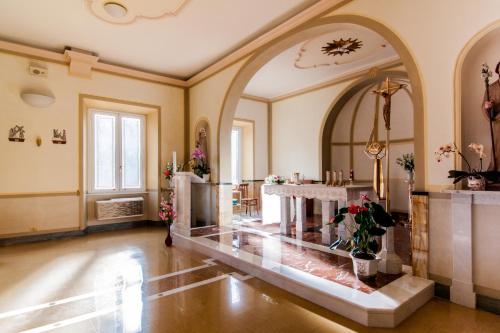 罗马Ostello Villa Monte Mario的大楼内带祭坛的大房间