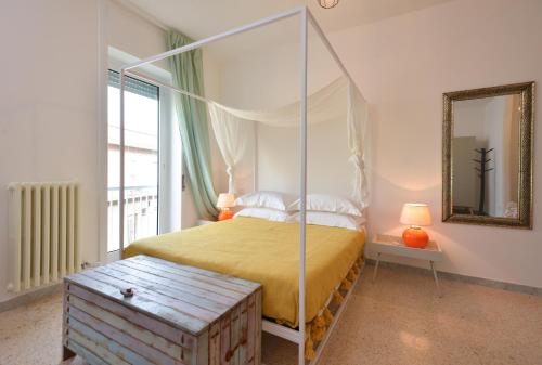 马利耶Al Quarantacinque的一间卧室配有天蓬床和镜子