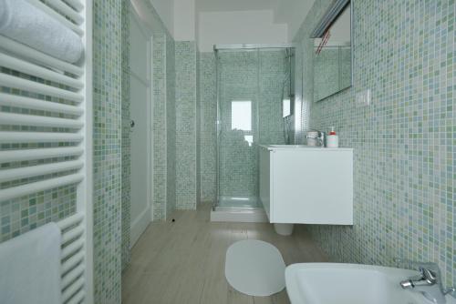 马利耶Al Quarantacinque的浴室设有白色水槽和绿色瓷砖