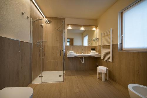 利维尼奥Hotel Silvestri的带淋浴和盥洗盆的浴室