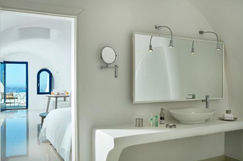 易莫洛林Katikies Chromata Santorini - The Leading Hotels of the World的白色的浴室设有水槽和镜子