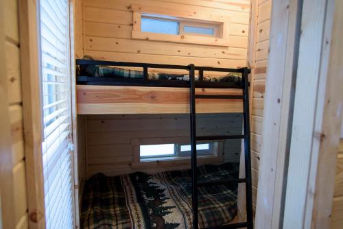 莱文沃思Leavenworth Camping Resort Cottage 7的一个小房子,里面设有两张双层床