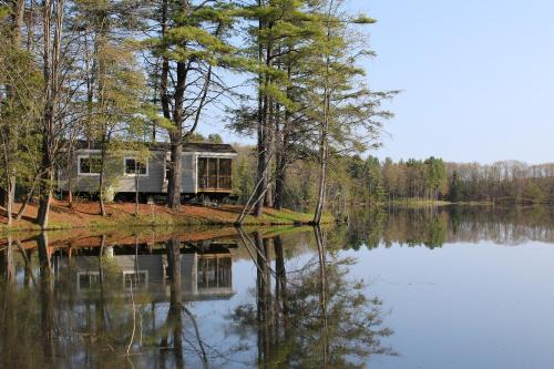 South CorinthAlpine Lake Lakefront Park Model 4的湖中小岛上的房屋