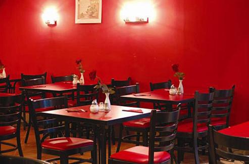 美因河畔法兰克福迷你喜马拉雅法兰克福市会展酒店的餐厅拥有红色的墙壁和桌椅