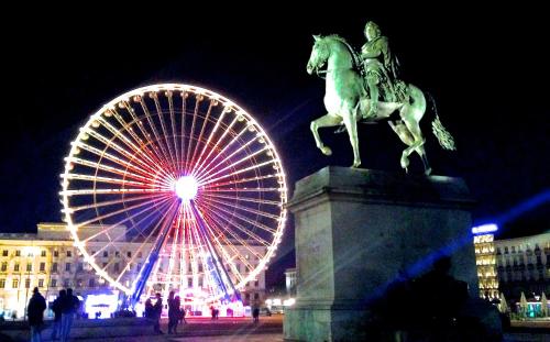 VourlesHotel Le Saint Vincent Lyon Sud的摩天轮和骑马者的雕像