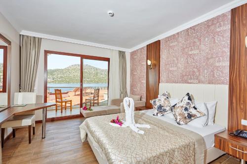 博兹布伦泰诺斯酒店的酒店客房设有一张床,享有海景。