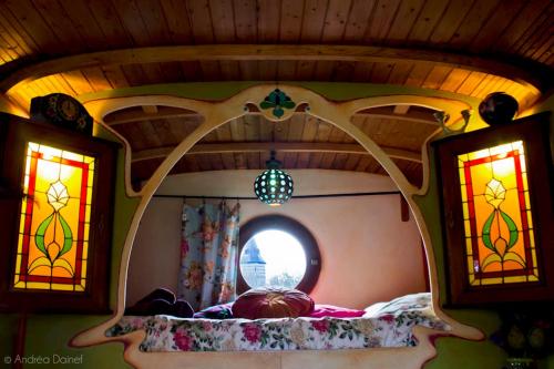 费瑞雷斯昂格庄园住宿加早餐旅馆的彩色玻璃窗的房间里一张床位