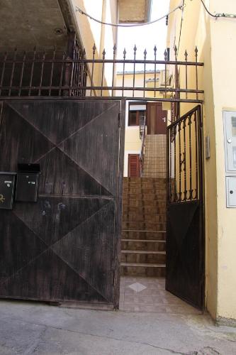 科佩尔Apartment Možina的通往带楼梯的建筑的开放式门