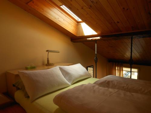 维尔纽斯Daukanto Apartments的一间卧室配有一张天花板上灯的床