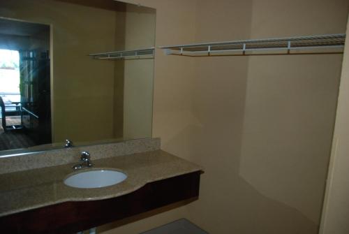 黑兹尔顿Mount Laurel Motel的一间带水槽和镜子的浴室