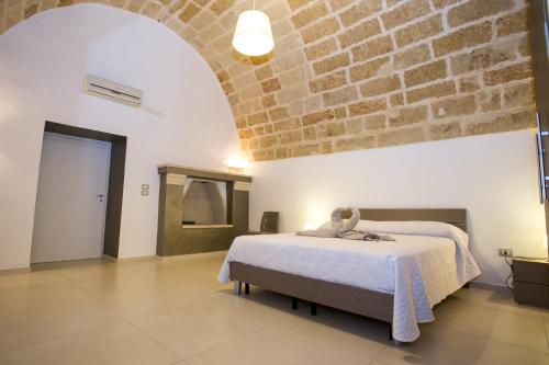 马蒂诺Da Pippi e Gesuina的一间卧室设有一张床和砖墙