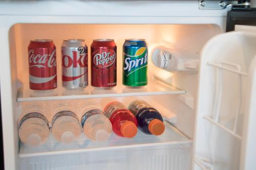 格林里弗天幕宾馆的装满罐子和苏打水的开放式冰箱