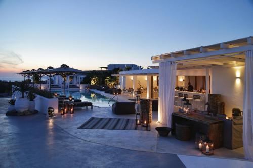 米克诺斯城Livin Mykonos Hotel的庭院,晚上设有酒吧和游泳池