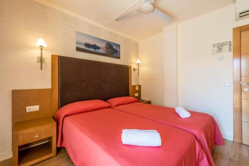 伊维萨镇普尼克欧罗巴旅馆的一间卧室配有红色的床和红色毯子