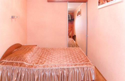沃罗涅什MEGAPOLIS улица Кольцовская 30-А-10的一间小卧室,卧室内配有一张床铺