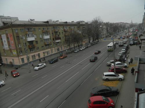 沃罗涅什MEGAPOLIS улица Никитинская 21-70的一条充满了许多汽车和建筑的城市街道