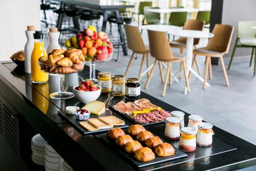 巴约讷巴约讷中心奥科酒店的一张桌子上面有很多不同类型的食物
