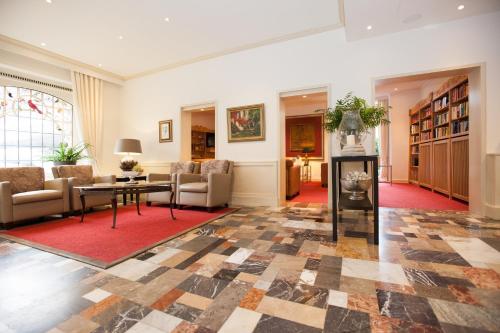 巴特拉尔Ferienhotel Haus Becker的客厅配有沙发和桌子
