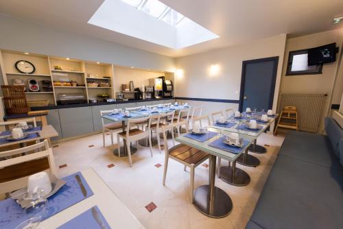 巴黎基里亚德意大利格贝林十三酒店的一间带桌椅的用餐室和一间厨房