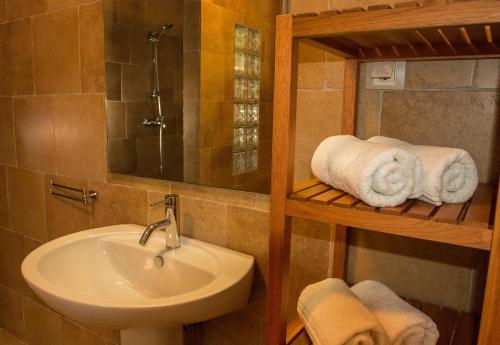 库希斯特Waterfront Apartment的浴室配有盥洗盆、镜子和毛巾