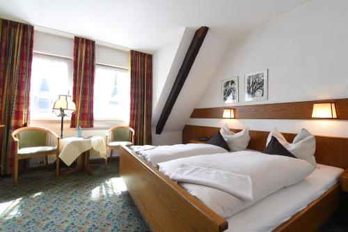 孙登Landhotel Gasthof Willecke的酒店客房设有一张大床和一张桌子。