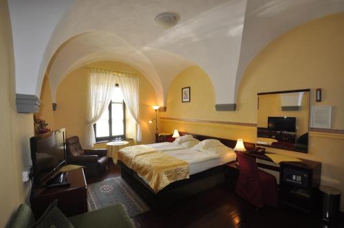 莱沃恰外城酒店的酒店客房设有床和窗户。