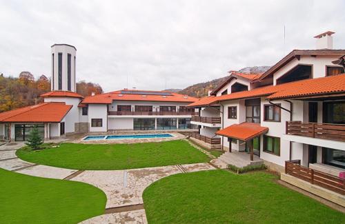 里巴里卡Spa Hotel Planinata的一座带大院子、游泳池和草地的房子