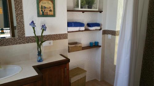 洛斯卡尼奥斯德梅卡Barlovento Tres, Los Caños的浴室设有水槽和花卉花瓶。